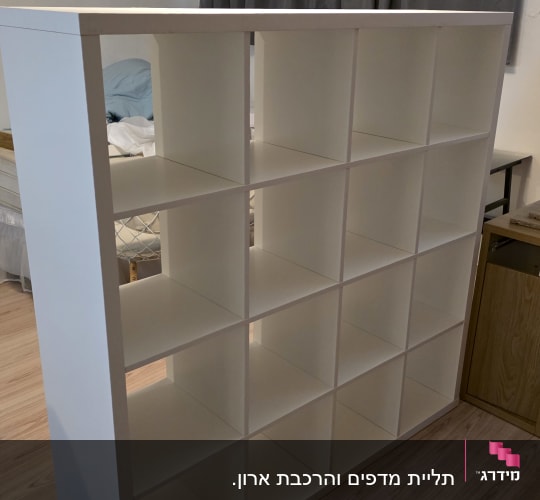 מדף לבן עם תאים בחדר שינה